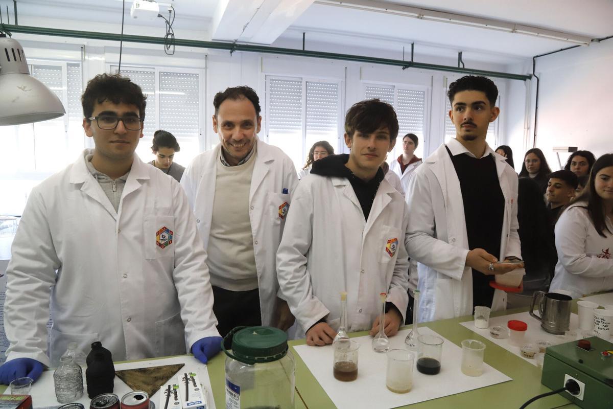 El profesor Marcos Naz, con sus alumnos.