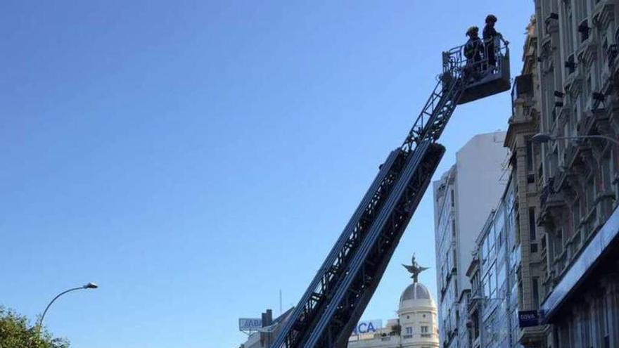 Los bomberos intervienen en la caída de cascotes en el Cantón Pequeño