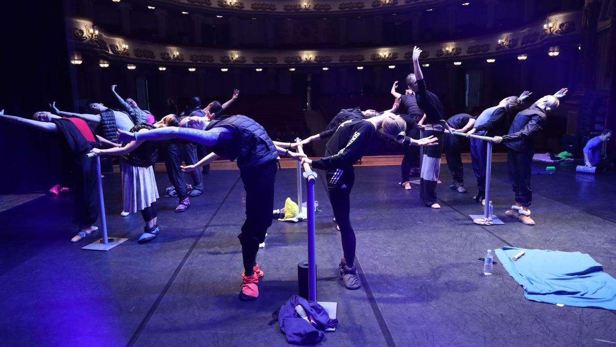 Integrantes del Ballet de Kiev durante sus ensayos en el Teatro García Barbón antes de interpretar “El Lago de los Cisnes”.   | // RICARDO GROBAS