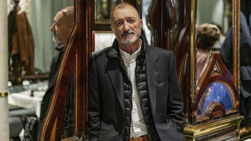 El escritor Arturo Pérez-Reverte presenta en París &#039;Sabotaje&#039;