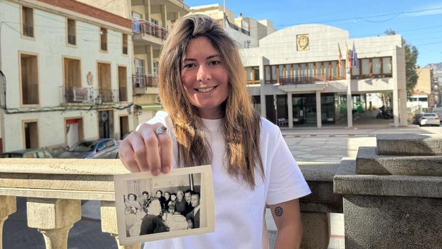 Alexandra Calderón sostiene una imagen en la que salen sus abuelos y su padre.