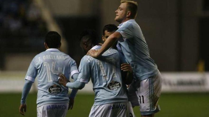 Jonny recibe la felicitación de Guidetti y Madinda por el gol.  // Jose Antonio Gamero Marzal (LOF)