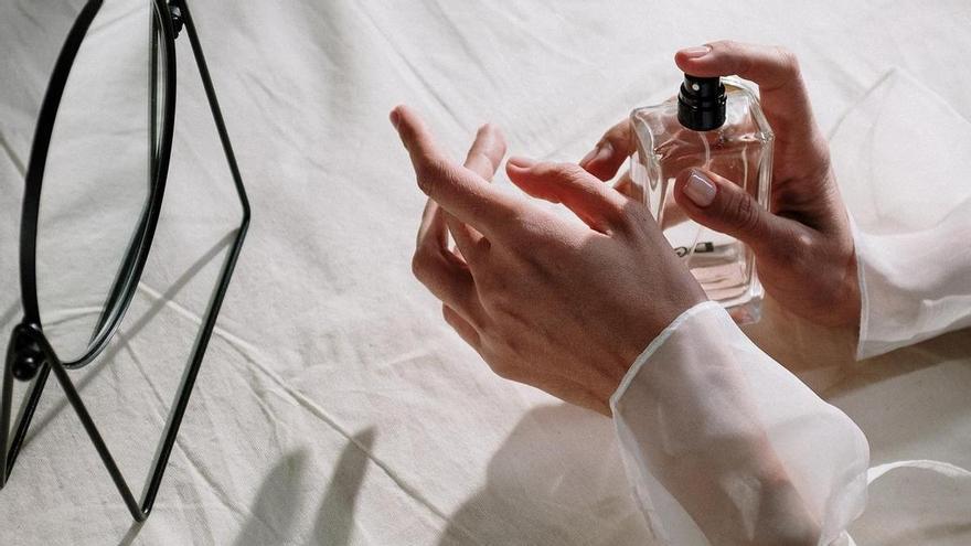 Este es el truco definitivo para que el perfume te dure más