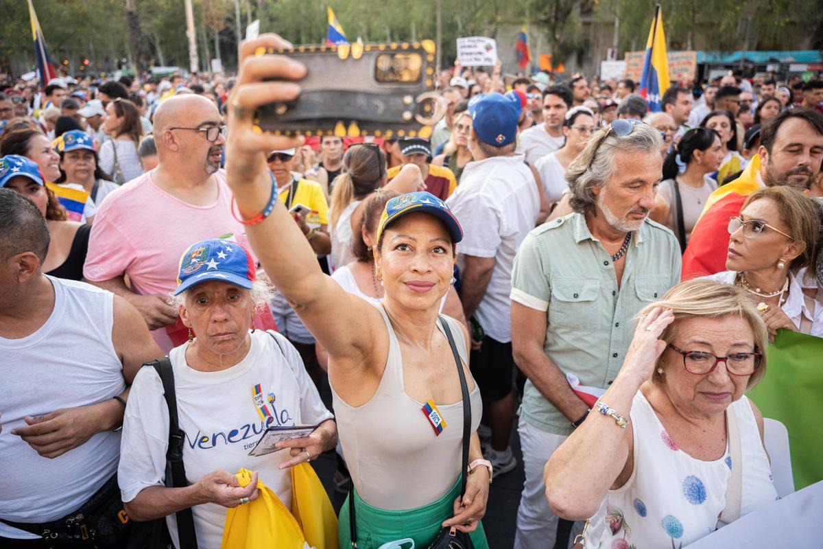 Barcelona. 03/08/2024. Internacional. Manifestación de venezolanos en Plaza Universitat por las elecciones del fin de semana pasado. AUTOR: Marc Asensio      Barcelona, Catalunya, España, Venezuela, venezolanos, manifestación, protesta, elecciones