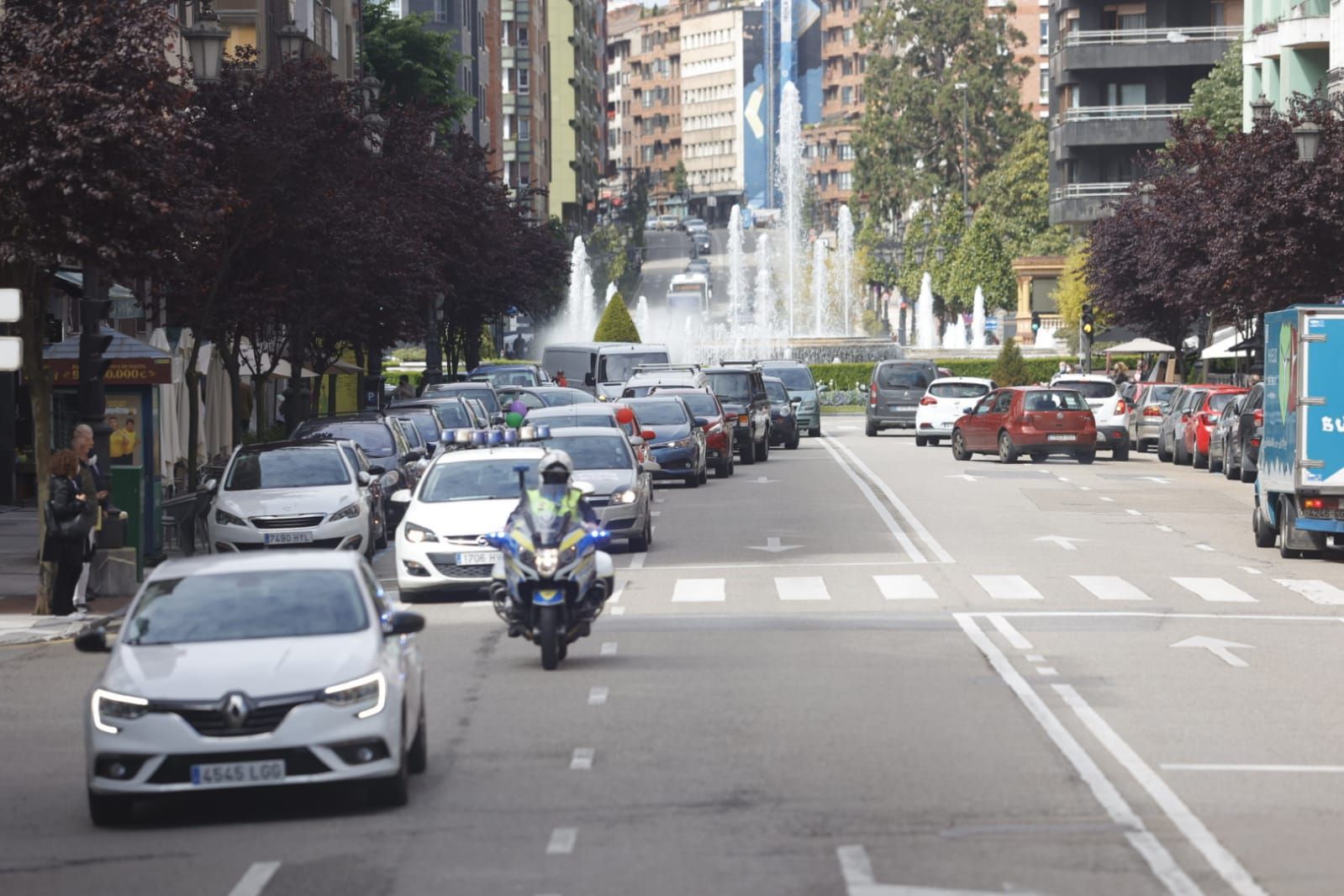 Caravana-manifestación frente a la Delegación del Gobierno para pedir una solución al "argayón" de Salas