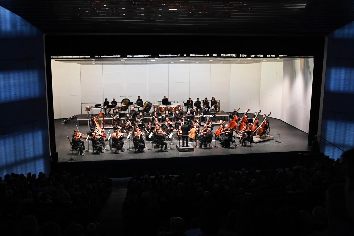 Auditorio principal del Palacio de Congresos de Badajoz durante una actuación de la Orquesta de Extremadura.