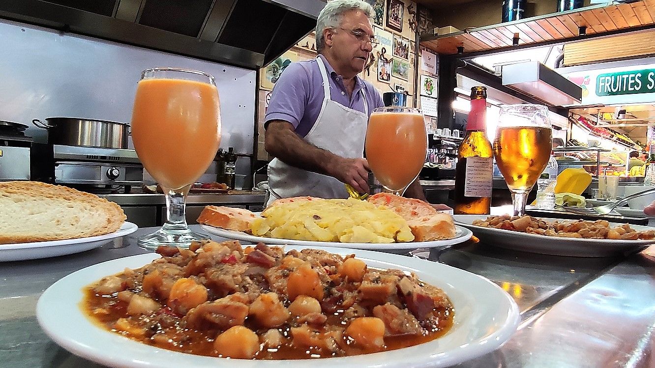 Callos, tortilla y gazpacho en la barra del Bar Solera.