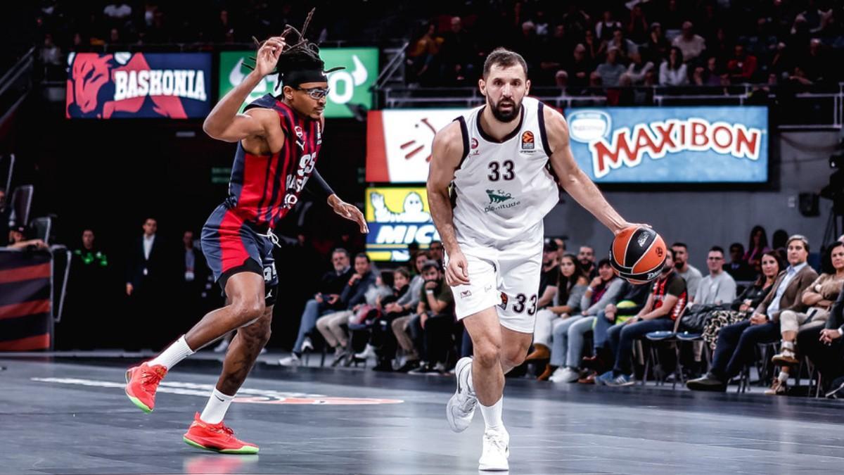 Nikola Mirotic, ante Chima Moneke, en el Baskonia - Olimpia Milano de la pasada semana