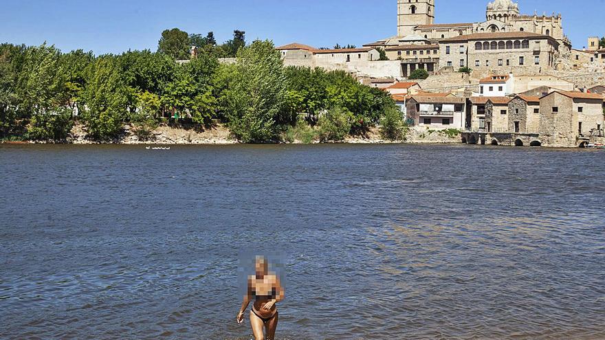 Un vertido de aguas fecales, posible causa de la prohibición del baño en la playa Los Pelambres de Zamora