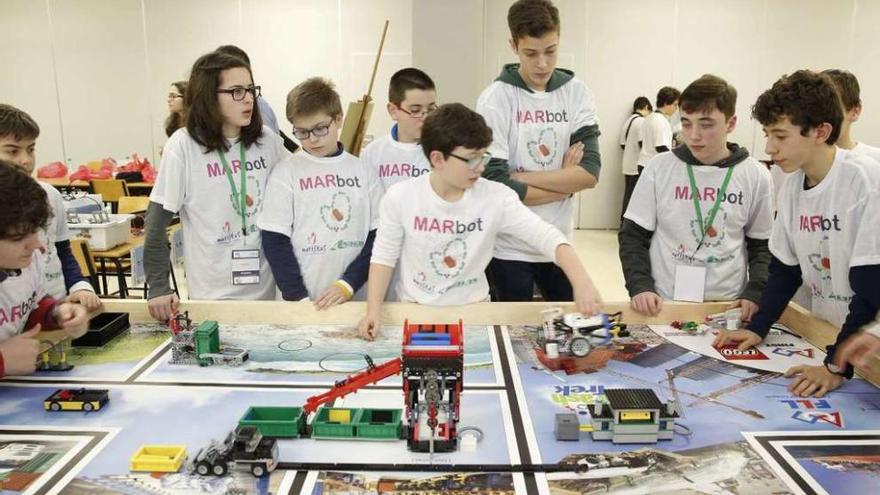 Participantes en la First Lego League, celebrada ayer en la facultad de Informática de la Universidade da Coruña.