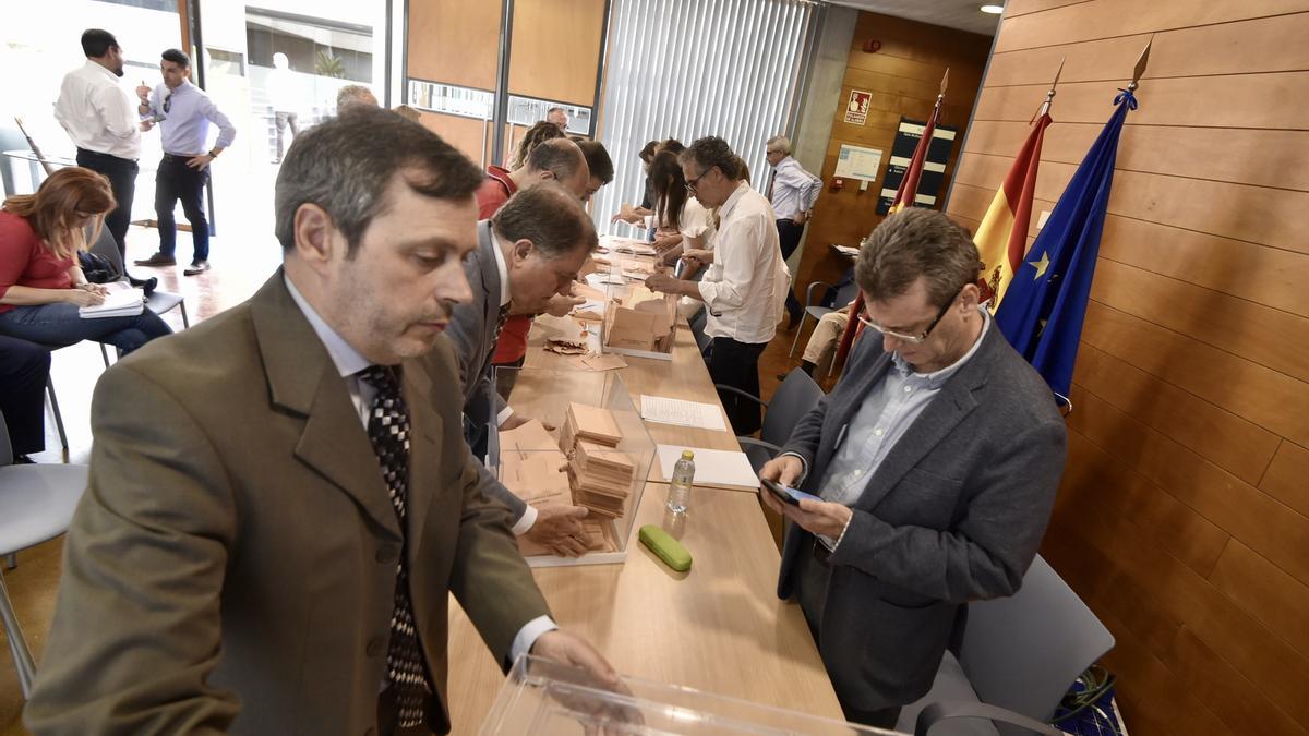 Recuento del voto exterior, este viernes en el edificio anexo al Auditorio Víctor Villegas, en Murcia.