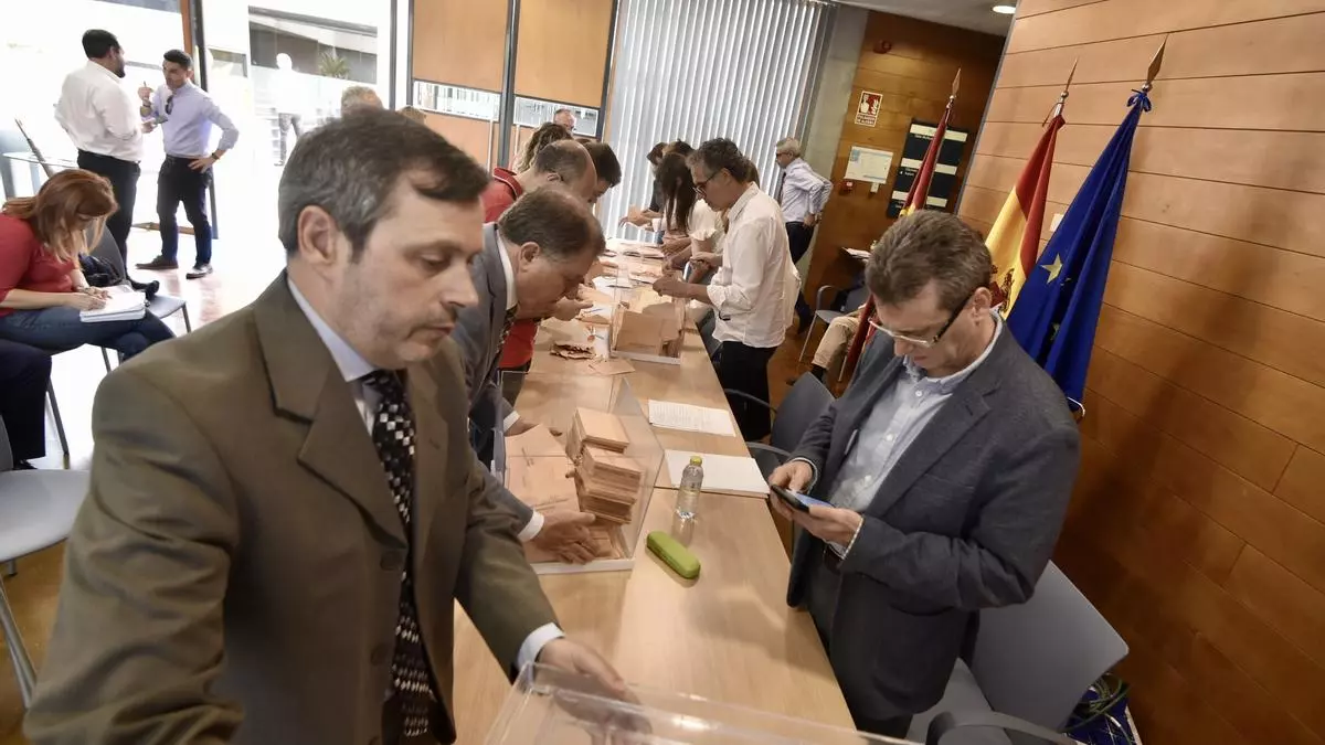 El PSOE gana con el voto exterior, que no cambia el reparto de la Asamblea