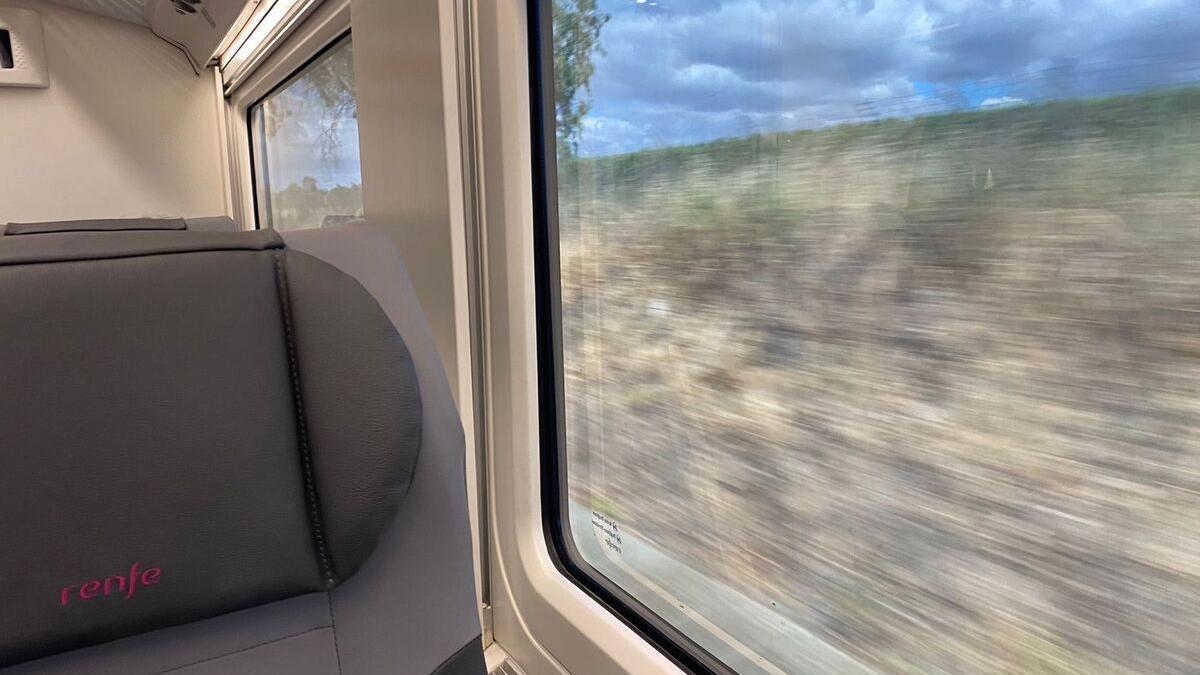 El tren de altas prestaciones en su viaje inaugural por Extremadura.