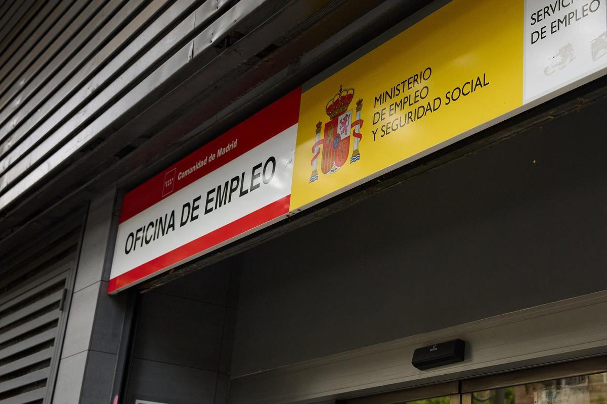 Archivo - Entrada de una oficina del SEPE.
