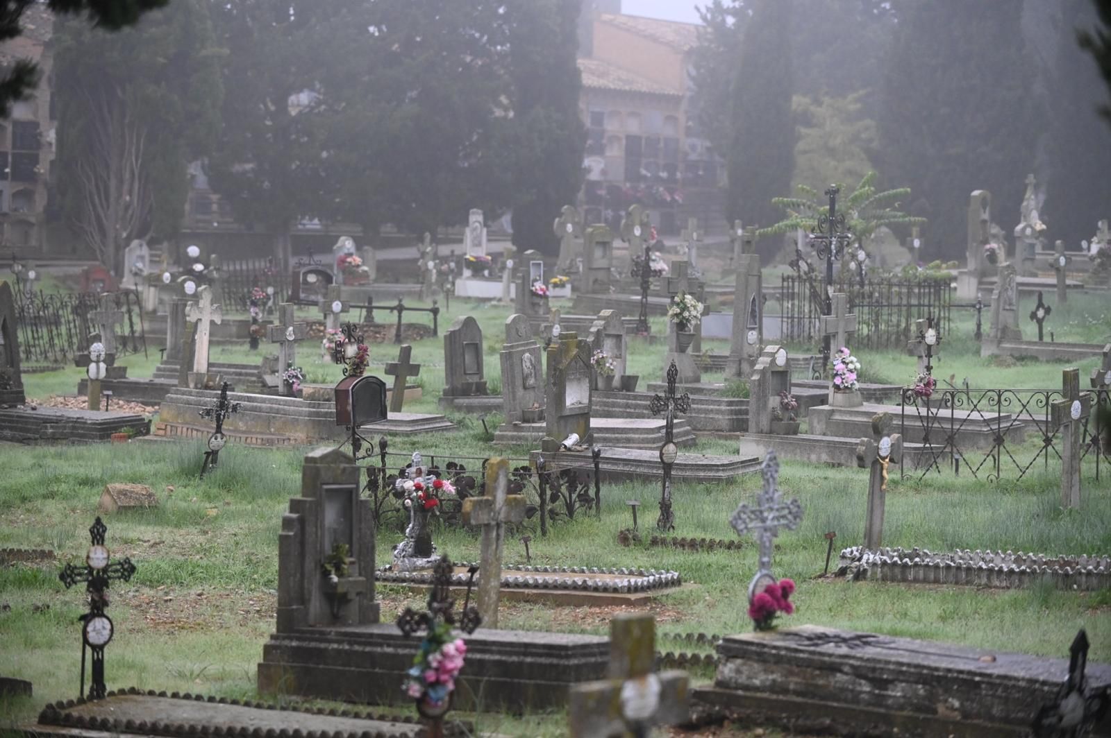 En imágenes | Así ha sido el Día de Todos los Santos en el cementerio de Torrero