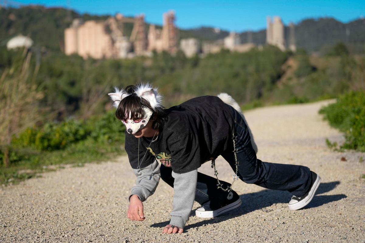 Auf allen vieren und mit Maske verkleidet bewegen sich die Theriane fort.