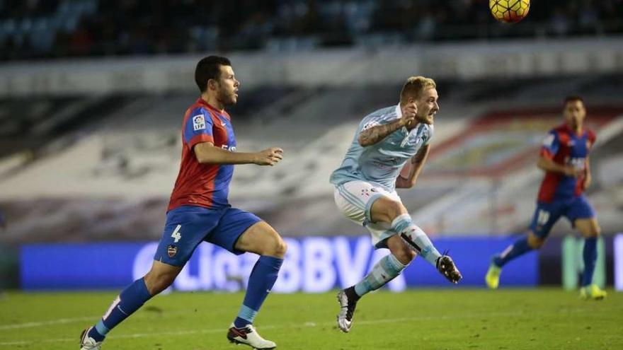 John Guidetti golpea el balón para anotar el segundo gol ante el Levante, sin que Navarro pueda evitar el remate del céltico. // Adrián Irago