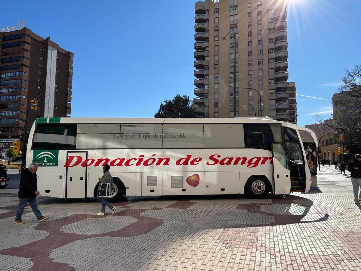 Unidad Móvil de donación de sangre frente a El Corte Inglés