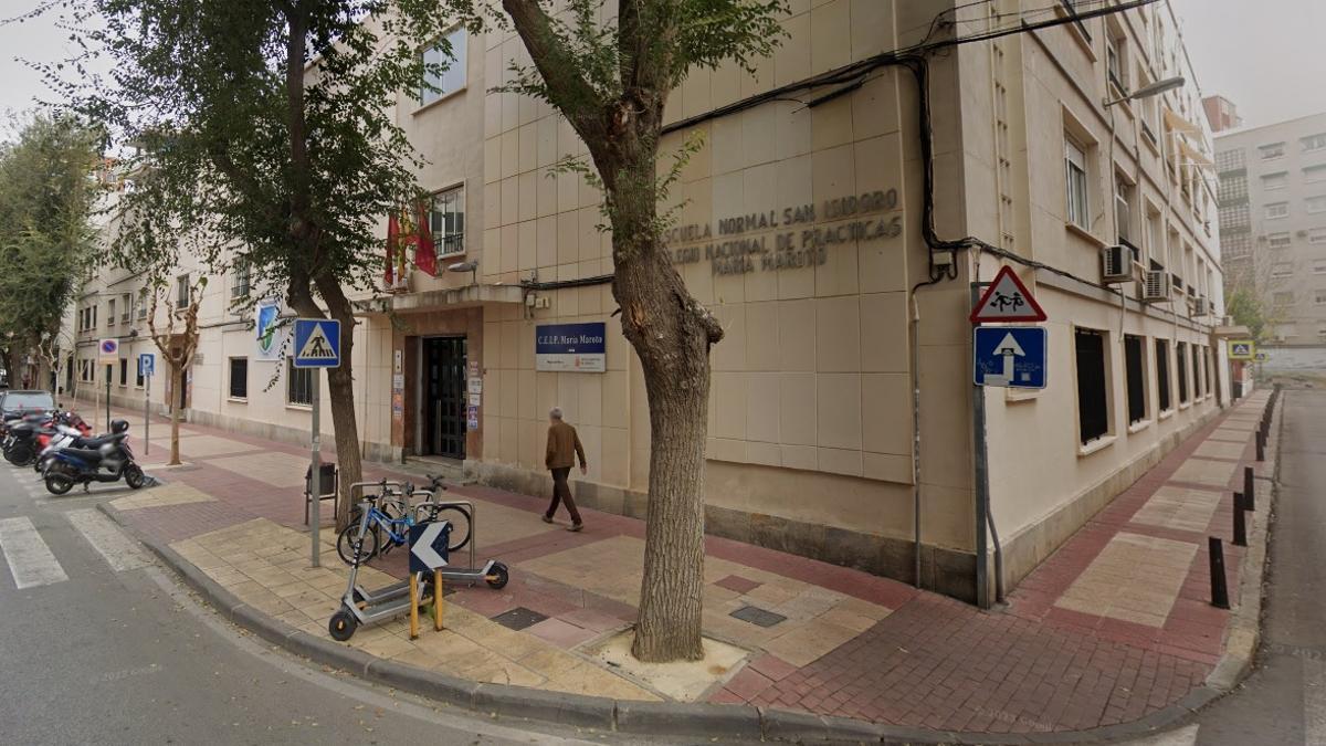 Fachada principal del CEIP  María Maroto en calle Puerta Nueva