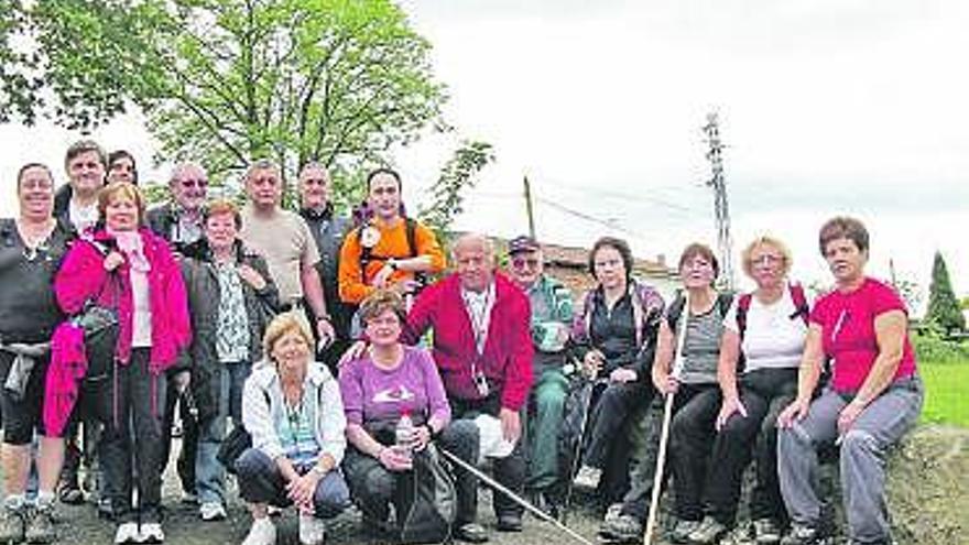 Los peregrinos, el pasado domingo, en el Alto de la Campa.