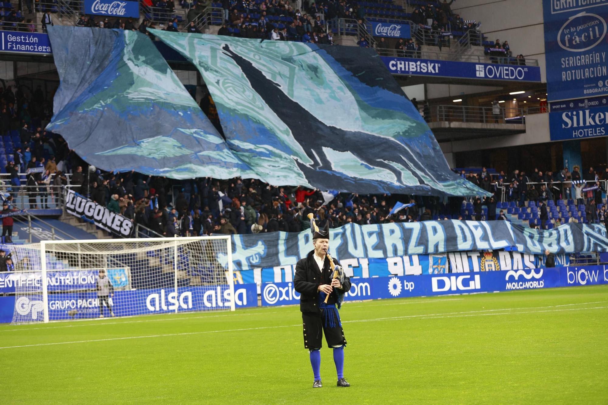 EN IMÁGENES: Ambiente y partido de un Real Oviedo-Levante pasado por agua