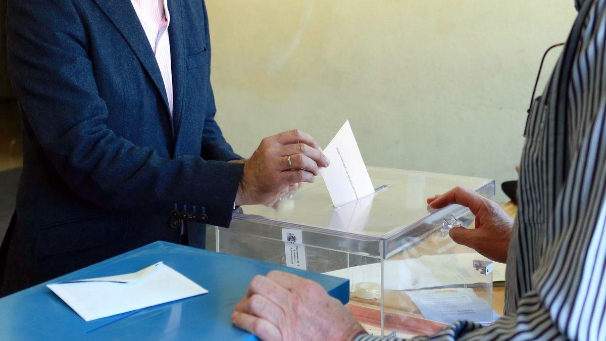 Un votante en las pasadas elecciones autonómicas.