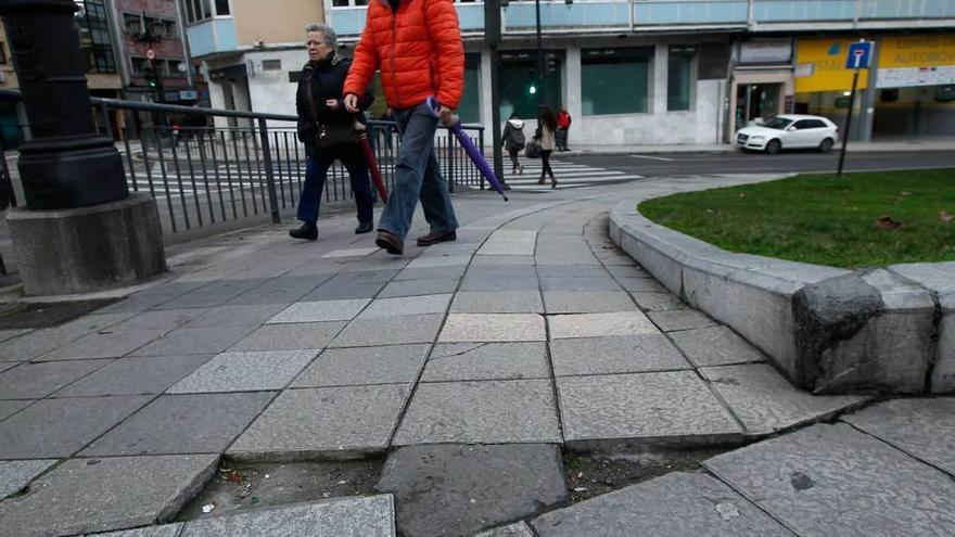 Varias baldosas rotas al final de la calle Samuel Sánchez.