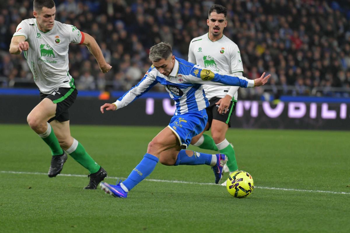 Un Dépor sin fortuna ni puntería cae en Riazor contra el Racing de Santander