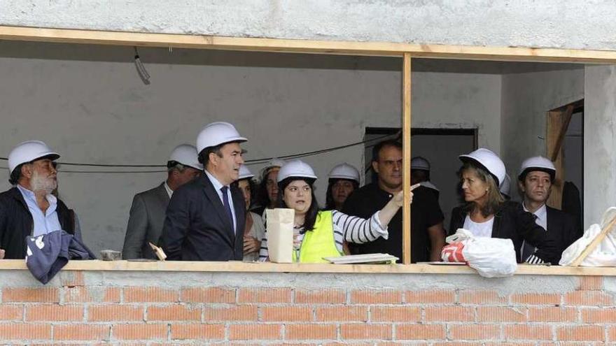 Responsables autonómicos y municipales, ayer, durante la visita a las obras del instituto de Culleredo.