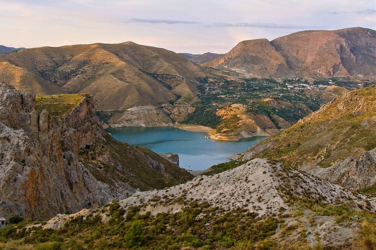El embalse de Canales en el río Genil