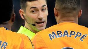 Muniz Ruiz parla amb Mbappé i Vinícius, dissabte passat. | NACHO DOCE / REUTERS