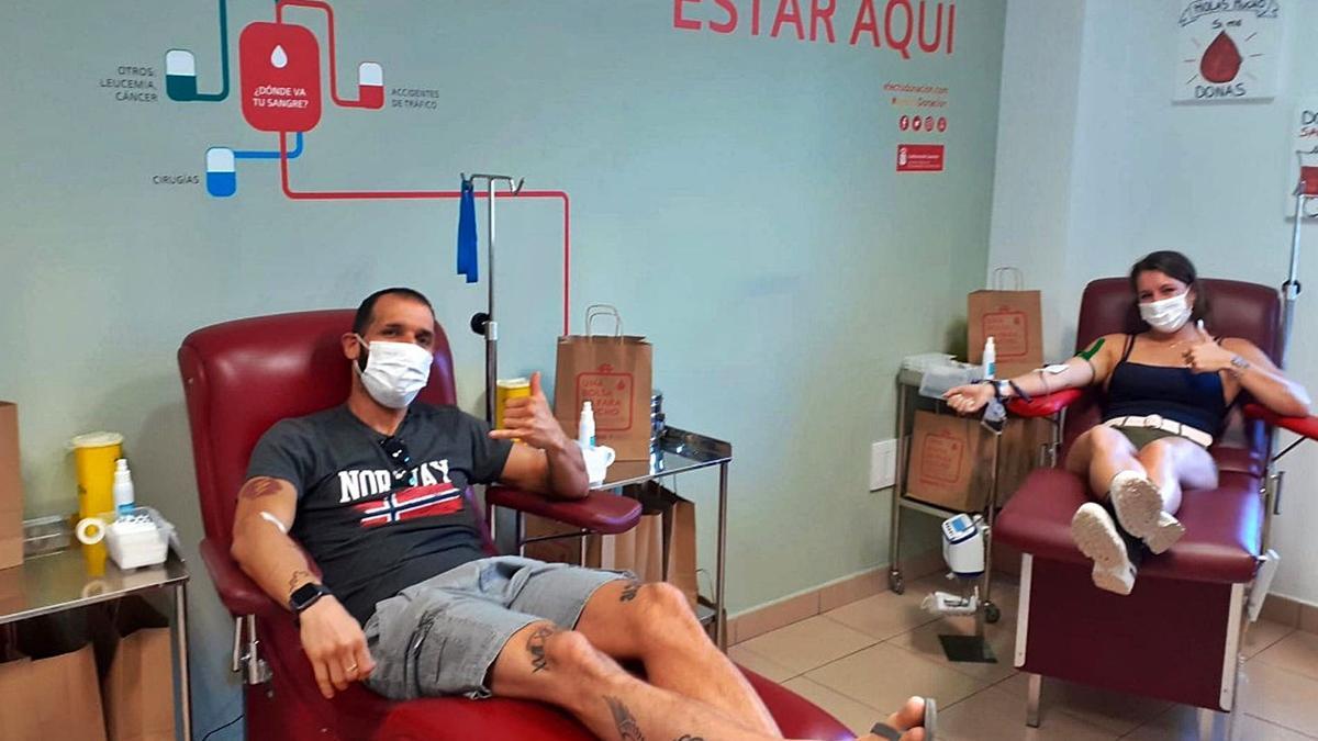 Dos donantes de sangre en las instalaciones del Instituto Canario de Hemodonación y Hemoterapia (ICHH). |