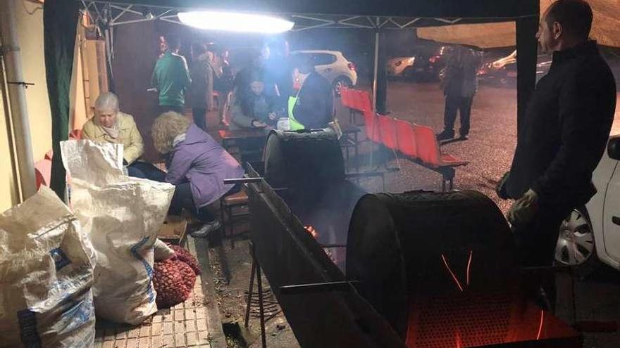 Tarde de castañas, sidra y música en el centro social de Foxaco