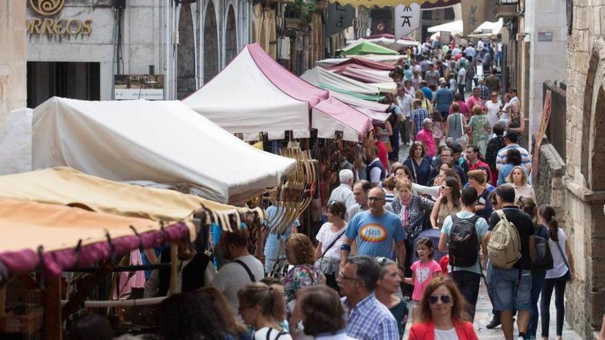 Visitantes en el mercado modernista instalado en el casco histórico de la ciudad.