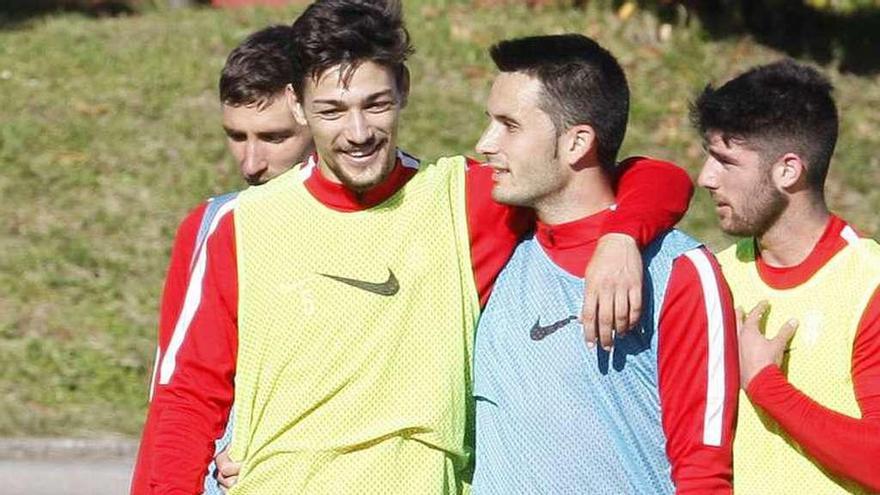 Federico Barba, a la izquierda, se abraza con Isma López.