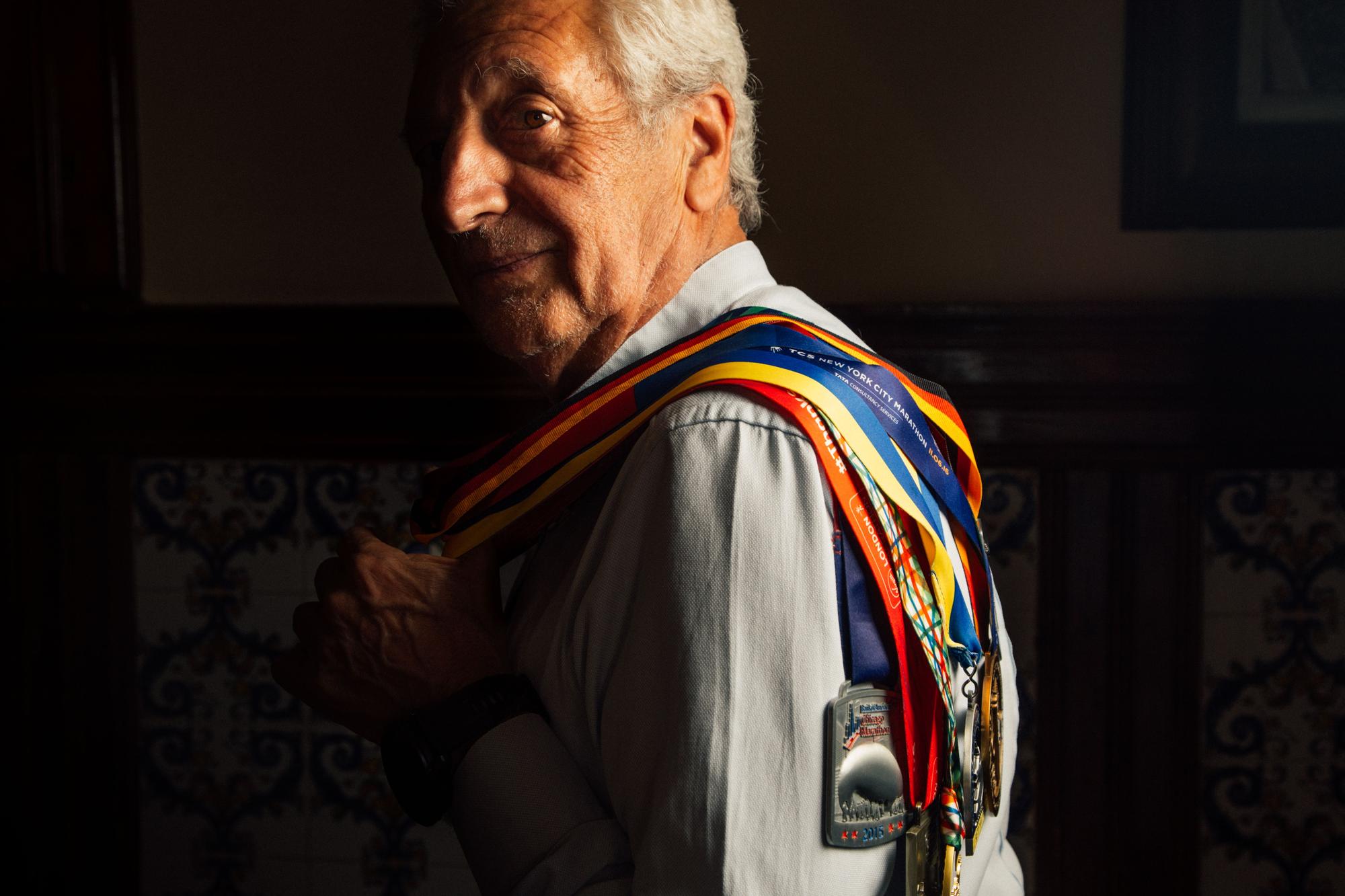 Nicolás Otiñar con las medallas que ha ganado en maratones por todo el mundo.