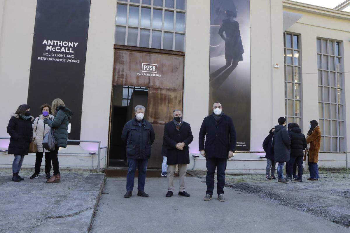 La visita de Adrián Barbón a la exposición de McCall
