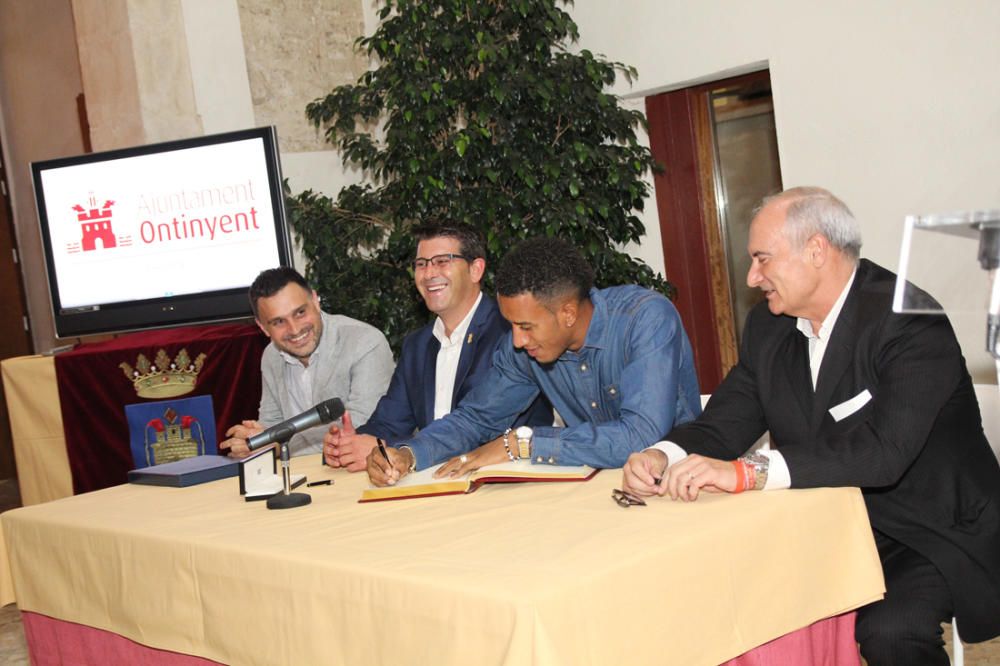 Ontinyent homenajea al medallista Orlando Ortega