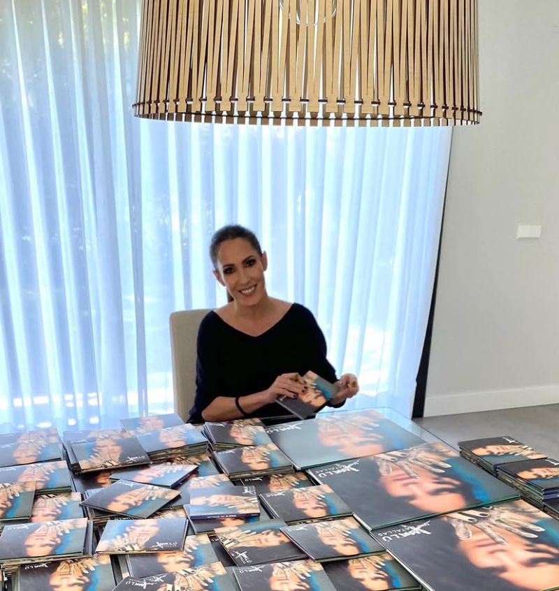 La gran luminosidad del salón de Malú, una de las estancias centrales de la casa