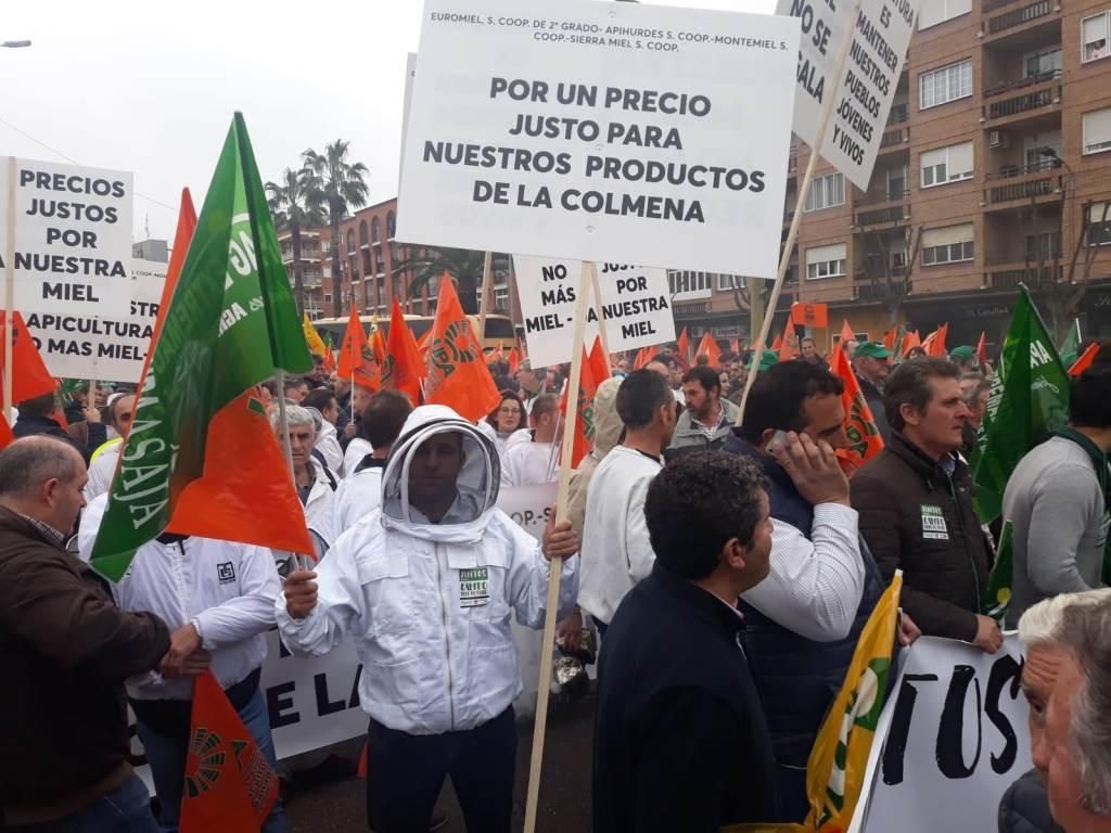 Manifestación de los agricultores en Don Benito frente a Feval
