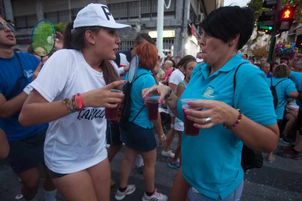 Desfile colorido de las comisiones en Elche