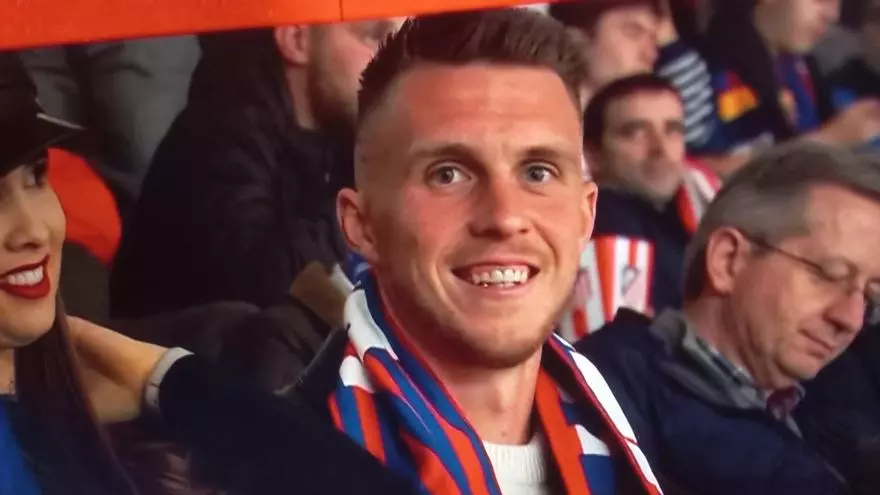 ?Letacek la l赤a! Pillan al portero del Getafe en el Metropolitano con una bufanda del Atleti