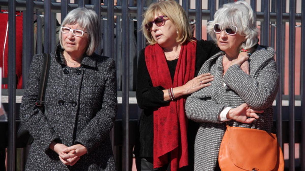 Las hermanas de Salvador Puig Antich, durante el homenaje a su hermano en el 42º aniversario de su muerte, en Nou Barris.