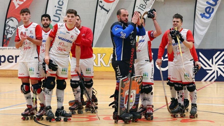 Ángel García, con sus compañeros, en su último partido. | TELECABLE HOCKEY