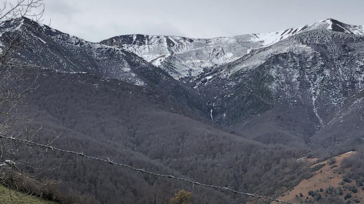 Nieve que queda estos días en el puerto de Ventana: en el centro, la cascada del Xiblu (Teverga)