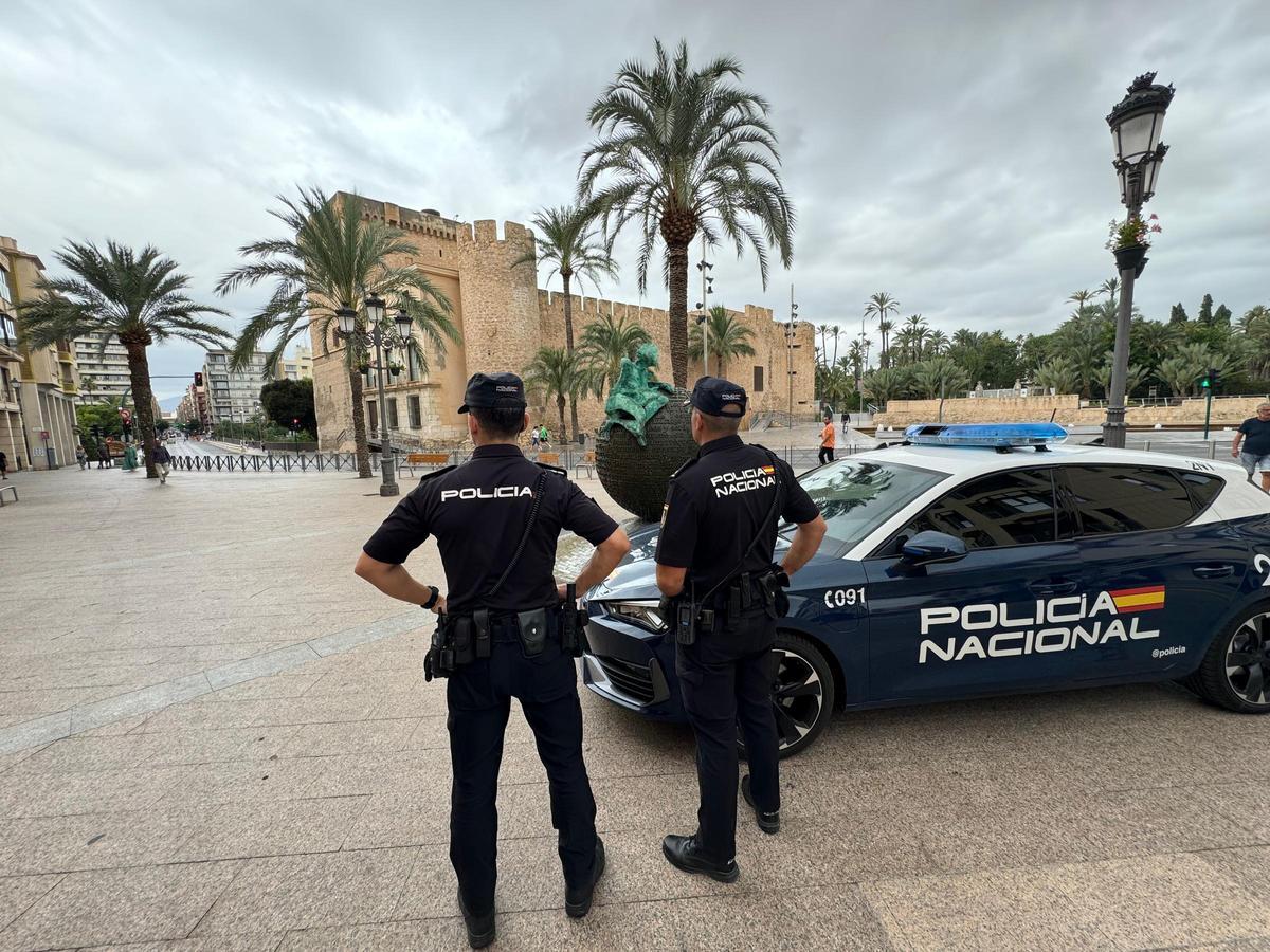 Dos agentes de la Policía Nacional realizando labores de vigilancia