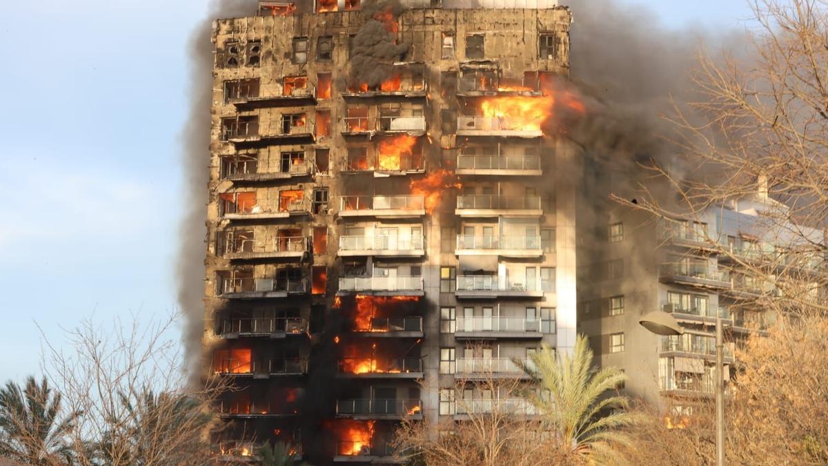 Imagen del edificio en llamas
