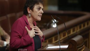 La portavoz de EH Bildu, Mertxe Aizpurua, interviene durante la segunda jornada de la investidura.
