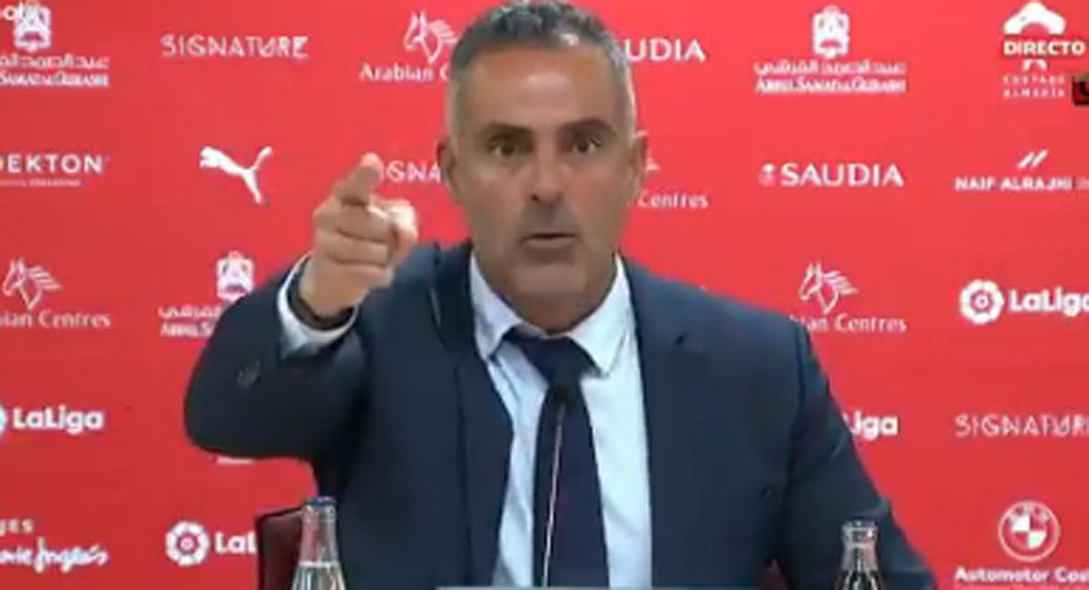 L’enuig de l’entrenador de l’Almeria que s’ha tornat viral: «¡Respecte!»