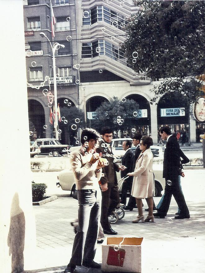 Puesto ambulante de pompas de jabón en paseo Independencia, 1972